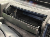 小物が収納できる運転席側インパネアッパーボックス。 ボックス内にはUSBソケットが一口。