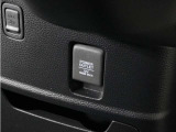 スマートフォンの充電等にも便利な電源ソケットも使いやすい場所に装備されています。