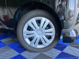 【ホイールキャップ】自動車の車輪の外側取り付け部につける円盤状のおおいで、締め付けボルトなどを保護し装飾をも兼ねてますよ☆