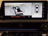 パノラミックビューモニター付きです。車両を上から見たような映像をディスプレイオーディオ画面に表示。運転席からの目視だけでは見にくい、車両周辺の状況をリアルタイムでしっかり確認できます。
