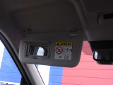 運転席/助手席のサンバイザーにバニティーミラーが付いています。身だしなみのチェックができますね。