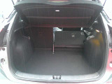 後席シートの両側収納で大きなラゲッジスペースができあがります。