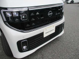 『LEDヘッドライト』通常のハロゲンライトに対して発光部分の発熱を抑えることで省電力につながる技術です。デザイン性も自由度が高いため、今後クルマのヘッドライトはLEDが主流になります☆