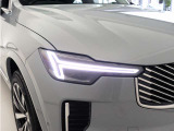 ひときわ印象的なT字型のLEDヘッドライトは、新世代のボルボを象徴するユニークなアイコンとなっています。LEDデイタイム・ランニング・ライトやポジションライト、ウインカーの役割も果たします。