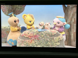停車時にテレビ放送を視聴可能。お子様連れのご家族に喜ばれる機能で、移動時間を楽しく演出します。