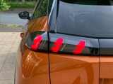 テールランプはライオンの爪あとをイメージさせるデザインです。LEDのコンビネーションランプで、おしゃれさを演出いたします