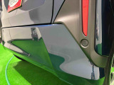 コーナーセンサーを車の前2個・後に4個装備! 障害物の距離に応じて警告音を変えてお知らせします