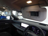 運転席・助手席ともにバニティミラーがあり身だしなみチェックに役立ちます。
