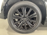 タイヤサイズは225/55R19となります。専用のブラックメタリック塗装のホイールがカッコいい!