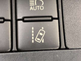 レーンディパーチャーアラート付きです。ウィンカーを出さずに車線を逸脱しようとすると、ブザーとディスプレイで注意喚起し、ステアリング制御が作動しドライバーに車線逸脱防止を促してくれます。