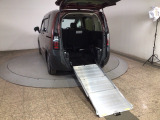 日頃から車いすを利用し、クルマのシートへの乗り移りが難しい方におすすめです。車いすに乗ったまま移動できるので、車いすをご利用の方の移動をサポートするとともに、介護する方の負担を軽減します。