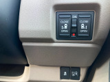 スライドドアの開閉はリモコンやドアノブは勿論、運転席側のスイッチ操作でも開閉ができ、安全・簡単です。