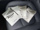 メンテナンスノート、取扱説明書ですね。 車の情報が凝縮されています。 車の整備記録が記載されている大事な物ですよ。