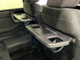 前席背面には格納式のテーブルも装備。食事やスマホ・タブレットでの動画視聴など様々な用途で活躍します。サイドにはちょっとした荷物がかけれる便利なコンビニフック付きです。