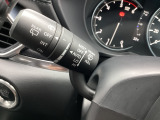 レバーをAUTOの位置にしているとき、レインセンサーが雨を感知すると、雨量に応じてワイパーが自動で作動してくれるオートワイパーを装備!設定変更で非作動にすると、間欠作動に固定されます。