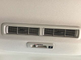 天井のファンで後席へ送風!空気を循環させることで後席に座る人を快適にします★