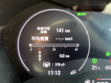 【マルチインフォメーションディスプレイ】燃費や航続可能距離などを表示し、走行中の情報確認がしやすい装備です。