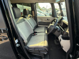 足元もゆったりで長時間の運転も疲れにくいフロントシートです。