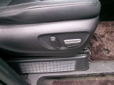 パワーシート搭載。微妙な調整が手軽にでき、ピッタリのポジションで運転することが可能です。