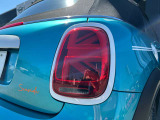 夜間の走行ではテールレンズの形状や光り方で車種を認識出来る部分。ミニには多くのボディバリエーションがあるので、テールレンズにもそれぞれ個性が溢れています。