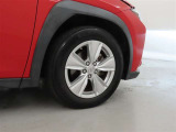 装着タイヤサイズは、215/60R17です。純正アルミホイールを装着しております。