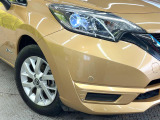 【LEDヘッドライト】悪天候や夜間走行時も良好な視界を確保し安心して運転できる高輝度LEDヘッドライトを装備!点灯速度が早く、消費電力も抑えられています。