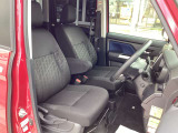 ヘタリもなく綺麗な状態です。シートリフトがついてますので、お好みのシートポジションで運転できます。