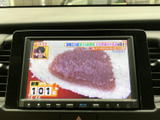 停車時に映像を楽しめるTV機能。お子様連れのご家族にも最適です。休憩中にリフレッシュできます。