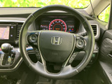 握りやすいステアリングで、快適な運転操作を実現します。操作系のスイッチも手の届きやすい位置に配置され、利便性を高めています。