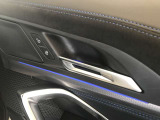BMWのドアを閉めた時の重厚感は所有者様の満足度を高めてくれます。