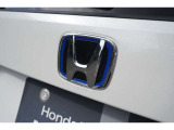 ハイブリッド専用のホンダエンブレムです!ブルーのラインが入っているのが特徴☆