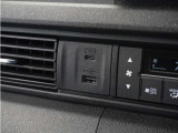 ◆USB接続端子◆スマホやiPodなどを接続して、いつもの音楽を車内でもお楽しみいただけます♪
