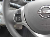 ステアリングハンドルです。オーディオコントロールスイッチが付いて運転中でも手元でオーディオの操作が出来て便利ですよ。