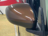 最も気になる室内は、特にこだわってクリーニングしております。マットやシートだけではなく、エアコンの吹き出し口やドアノブの隙間など、様々なブラシや道具を使い分けて、隅々までクリーニングしております。