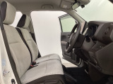 座面も厚みがあり背もたれも高く、広い足元にゆったり座れるシートです。運転席と助手席の間が空いている為、助手席側への移動がスムーズです。交通量の多い道でも助手席側から乗り降りができます。