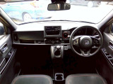 ブラックを基調としたスタイリッシュな車内空間になっています♪