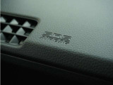 ◆助手席エアバッグ◆SRSエアバッグは、シートベルトだけでは防ぎきれない衝突時の衝撃から乗員を守るための安全装置。衝突時に瞬時に膨らみ、頭部や胸部がダッシュボードに直接衝突するのを防ぎます。