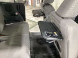 運転席・助手席シートバックに収納式トレイが付いています。