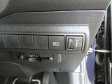 オートマチックハイビーム装備です。先行車や対向車のライトを認識し、ハイビームとロービームを自動で切り替える機能です。夜道の視界を確保します。詳細は販売店スタッフまでおたずねください。