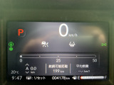【マルチインフォメーションディスプレイ】燃費や航続可能距離などを表示し、走行中の情報確認がしやすい装備です。