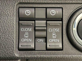 両側パワースライドドアウェルカムオープン機能 降車時にスイッチで予約しておけば、乗車時に電子カードキーを持ってクルマに近づくだけでパワースライドドアが自動でオープン♪