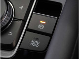【オートホールド】停車中にブレーキペダルから足を放しても、ブレーキを自動的に制御して、車両の停車状態を保持する機能です。信号待ちなどの停車時に運転者の負担を軽減します。