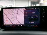 ドライバー正面に向かって緩やかにカーブした大型ディスプレイ。メーターとセンターモニターを一体化し、高精細な映像と直感的な操作性で、最新のデジタル体験を提供する先進的な装備です。