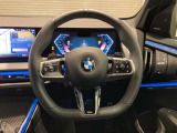BMWのステアリングはドライバーと車体が一体感に感じれるような操作性を実現しております。また、握りやすさや操作性を向上するためにスイッチ類も配置されております。