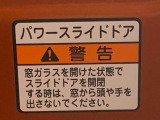 最も気になる室内は、特にこだわってクリーニングしております。マットやシートだけではなく、エアコンの吹き出し口やドアノブの隙間など、様々なブラシや道具を使い分けて、隅々までクリーニングしております。