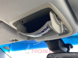 天井部分には、サングラスをしまえる収納スペースがあります。運転中に使いたい時も、手を伸ばすだけでサッと取り出せて便利です。