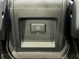 Type-A、急速充電対応のUSBチャージャーが運転席と助手席の間にあるセンターコンソールボックスの後部に装備されています。