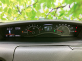 必要な情報をひと目で確認できる、視認性の高いメーターです。スムーズな運転操作をサポートし、安心感を高めます。