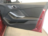 車の乗り降りの際に必ず触るドアハンドルです。使用感が気になる方はお気軽にお申し付けくださいませ。