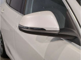 ドアミラーにはLEDウインカーが埋め込まれており、対向車からの視認性を高めております。